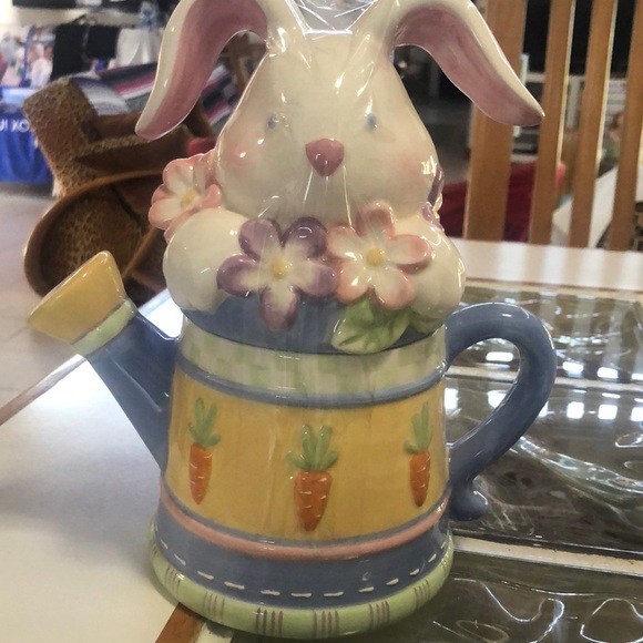 Hippity hop Easter bunny tea 
Pot -so adorable, decorated flowers and carrots!! - Picture 5 of 6